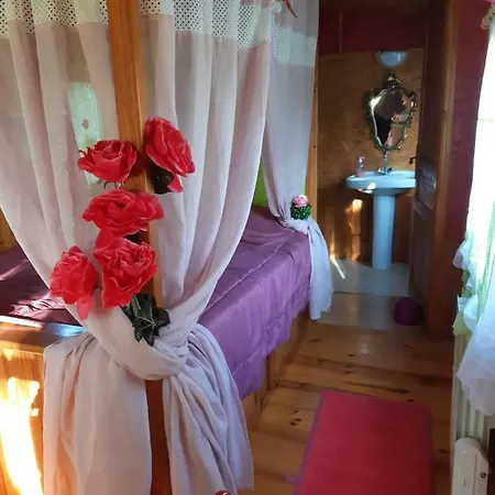 Roulotte La Verdine Bed & Breakfast